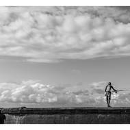 I nápad na výstavu přišel skrze přátele, kteří ho seznámili s provozovateli Leica Gallery. „A tak tahle konkrétní výstava, stejně jako většina mé tvůrčí práce, ke mně přišla přirozeně,“ dodal. Poslední fotografie Juliana Lennona se jmenuje Catch of the Day a pochází z roku 2018.