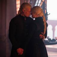 Matt Smith jako princ Daemon Targaryen a Emma D'Arcy coby královna Rhaenyra I. Targaryen.