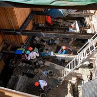 Archeologové provádějí archeologický výzkum v hloubce čtyř metrů před katedrálou Notre-Dame.