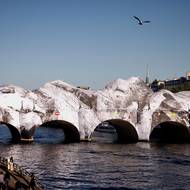 Na nejstarším dochovaném mostě v Paříži Pont Neuf, tedy Novém mostě, se tyčí nafukovací plátěná konstrukce. Kombinací bílé, černé a různých odstínů šedé vytvoří optickou iluzi skály. (Vyfoceno 2. června.)