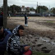 Argentinská legenda Diego Maradona proslul tím, že své dovednosti zdokonaloval na potrero ve Villa Fiorito na okraji hlavního města.
(Zápas v rámci jednodenního fotbalového turnaje na předměstí Buenos Aires, 5. dubna.)