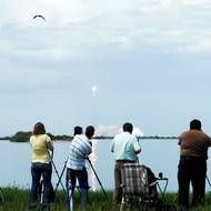 První let Falconu 9 z mysu Canaveral 4. června 2010. SpaceX se stal jednou z prvních soukromých firem s orbitální raketou vlastní výroby.