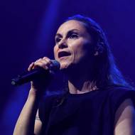 Několik skladeb, například Do smrti dobrý, do smrti zlý nebo Miláčku, love, s Dusilovou přišel zazpívat David Koller. Poslední písně pocházely už z jejího alba Řeka z roku 2020.