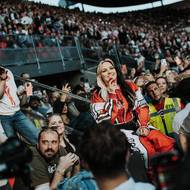 Farna odzpívala skladbu La la laj přímo mezi fanoušky pouze v doprovodu akustické kytary. „Vy brečíte, jste v pohodě?“ ptala se hudebnice dojatého muže v publiku. „Já taky brečím a jsem v pohodě.“