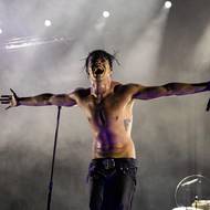 Ohňostrojem a koncertem zpěváka Yungbluda v sobotu večer vyvrcholil jednodenní Bludfest, který osmadvacetiletý Angličan poprvé uspořádal v Česku.