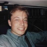 Musk s bratrem Kimbalem zakládá Zip2, jeden z prvních webových průvodců městy, který úspěšně nabízeli redakcím novin. V roce 1999 jej prodali společnosti Compaq za 307 milionů dolarů a Elon inkasoval 22 milionů.
(Snímek z roku 1994.)