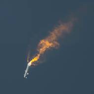 SpaceX integruje Super Heavy booster a Starship na Starbase v Boca Chica v Texasu. Cílem je vytvořit plně znovupoužitelný systém pro let na Mars. První integrovaný let proběhl v dubnu 2023, přestože raketa explodovala, byl považován za průlom. Další testy následovaly v letech 2024 a 2025.
(Kosmická loď Starship a raketa Super Heavy společnosti SpaceX explodovaly po startu ze základny Starbase, 20. dubna 2023.)