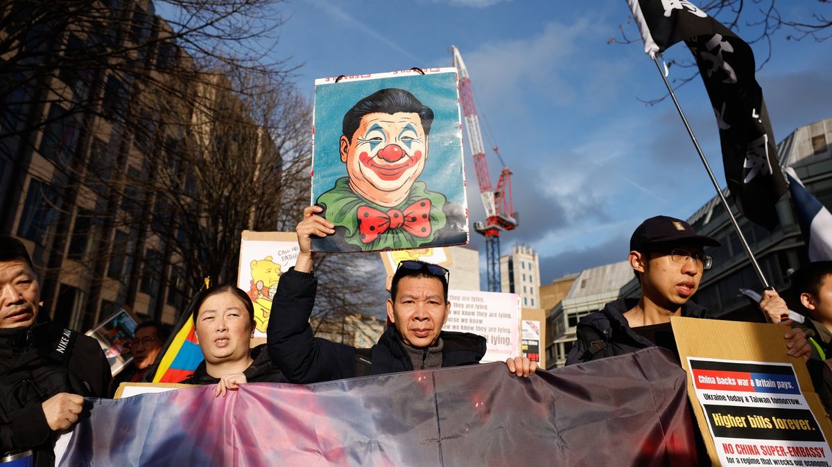 Tlumočníci, ochranka i manželky. Peking má nové zp
