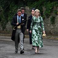 Ačkoli jejich otec Andrew Mountbatten-Windsor na svatbu nedorazil, jeho dvě dcery - princezny Beatrice a Eugenie (na snímku) - pozvánky dostaly. I přes skandály svého otce zůstávají oficiálními členkami královské rodiny. Svatba je první příležitostí, kdy jsou sestry na veřejné události s dalšími členy rodiny od únorového zatčení jejich otce.