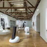 Až dlouho po smrti se slovenská sochařka českého původu dočkala retrospektivní výstavy v londýnské Tate Modern.