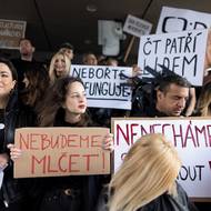 S sebou měli transparenty. Mnozí moderátoři či redaktoři se k protestu připojili tím, že vysílali v černém oblečení.