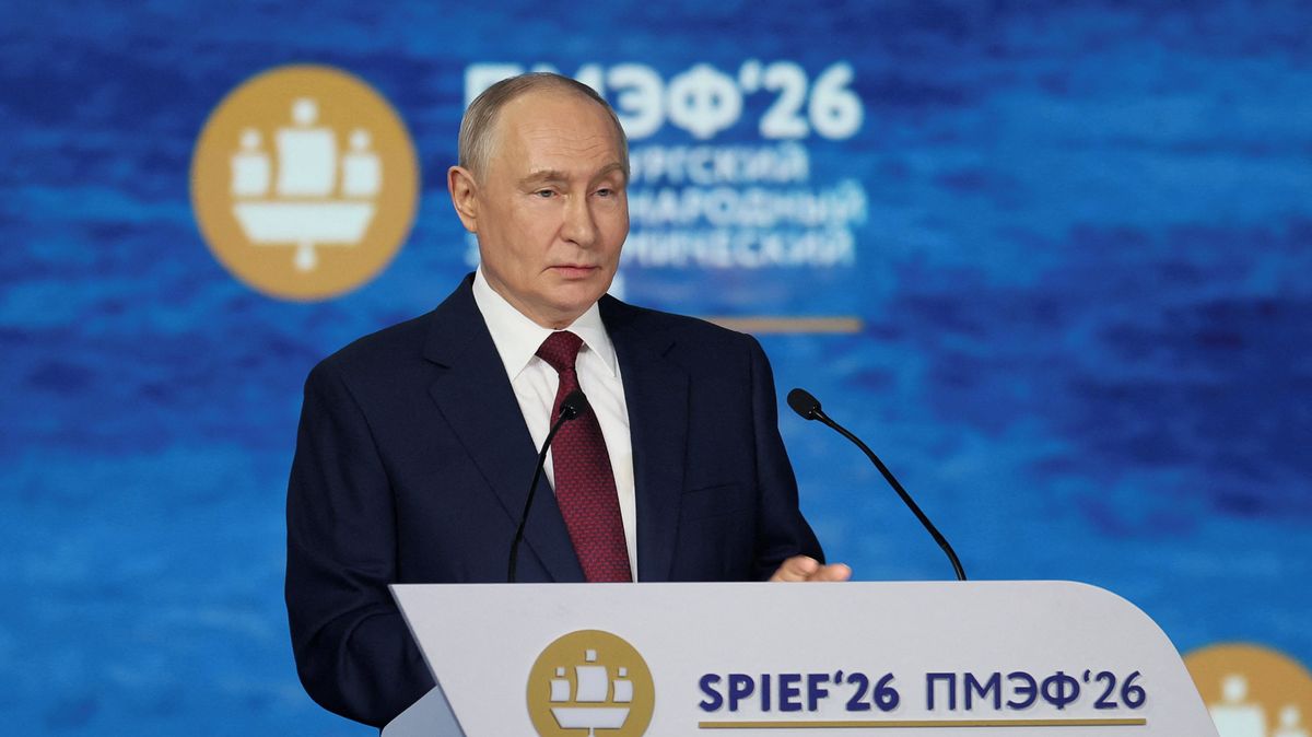 Putin v Petrohradu obvinil Evropu z vyvolávání chaosu