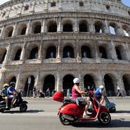 Oslavy začaly ve čtvrtek otevřením „Vespa vesničky“  ve sportovním komplexu Foro Italico na severu hlavního města a vyvrcholily v sobotu velkolepou přehlídkou v ulicích Říma.