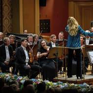 Rezidenční umělkyně festivalu koncert sama dirigovala a odzpívala, což doprovodila živelným, divácky atraktivním způsobem řízení orchestru. 