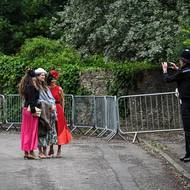 Policista fotografuje hosty na svatbě osmačtyřicetiletého Petera Phillipse a pětačtyřicetileté Harriet Sperlingové v Kemble u Cirencesteru ve Velké Británii. Peter Phillips se narodil jako vnuk vládnoucí královny, a tak by teoreticky měl nárok na titul prince. Jeho rodiče se ale už v době narození rozhodli, že budou své děti vychovávat mimo oficiální královskou rodinu.