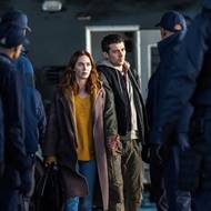 Emily Blunt coby Margaret a Josh O'Connor jako Daniel.