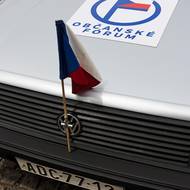 Havel si na SPZ nechal dát číslici 77, kterou odkazoval na Chartu 77.