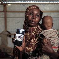 Zakaría dokázala na videu, které jí ukázala agentura Reuters, identifikovat velitele RSF Fátiha Abdulláha Idríse, zvaného abú Lulu (jeho podobizna na fotografii). Právě on se stal tváří porušování lidských práv ve Fáširu. Agentura Reuters prověřila stovky videí natočených během útoku na město. Abú Lulu na nich vraždí 15 neozbrojených lidí.