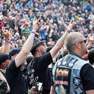 Mnozí fanoušci pak zůstali i na festival. „Jeli jsme na Sabaton, ale prodloužíme si pobyt i na Metalfest. Je to jeden z prvních letních festivalů a v Plzni se můžeme zabavit i ve městě,“ uvedli tři kamarádi z polské Lodže.