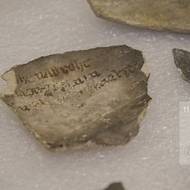 Mezi objevenými artefakty jsou i střepy středověké keramiky, jejichž vnitřní strana je pokreslena znaky, které zatím žádný odborník nerozluštil.