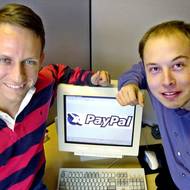 Za peníze ze Zip2 zakládá v roce 1999 X.com, který se fúzí s Confinity stává PayPalem. V roce 2002 firmu kupuje aukční síň eBay za 1,5 miliardy dolarů. Musk získává 165 milionů.
(Na fotografii z 20. října 2000 pózují generální ředitel společnosti PayPal Peter Thiel a zakladatel Elon Musk v sídle společnosti v Palo Alto v Kalifornii.)