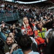Farna odzpívala skladbu La la laj přímo mezi fanoušky pouze v doprovodu akustické kytary. „Vy brečíte, jste v pohodě?“ ptala se hudebnice dojatého muže v publiku. „Já taky brečím a jsem v pohodě.“