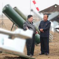 Po lekcích z Ukrajiny je ze severokorejských propagandistických výstupů vidět, že na drony režim klade velký důraz. Snímek je z inspekce Kim Čong-una ve vojenském areálu.