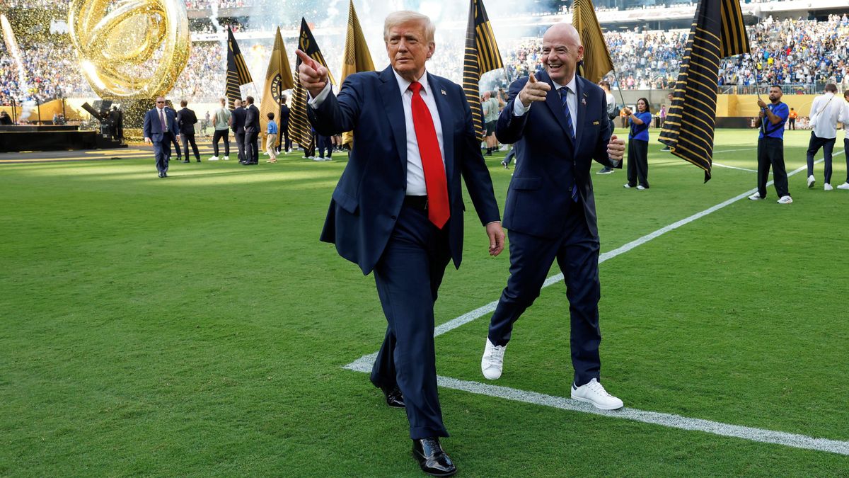 Světový fotbal ve službách mocných: Když sport sroste s poli