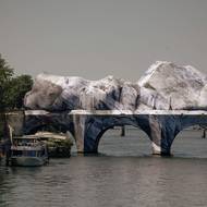Za dílem vytvořeným z pláten na mostě Pont Neuf stojí umělec vystupujícím pod jménem JR.