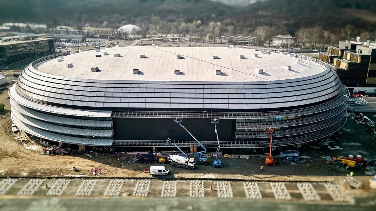 Stavba nejmodernější haly v Česku finišuje. Slibuje občerstv