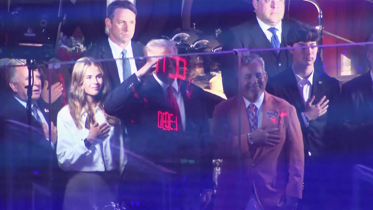 Video: Trump sklidil bouřlivý pískot během finále 