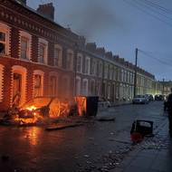 Incident se podle agentury Reuters odehrál v době, kdy je v Británii zvýšené společenské napětí vyvolané vraždou 18letého studenta Henryho Nowaka.