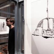 Jeho projekt reaguje na historický prostor galerie a zároveň v něm vytváří nové, autorsky konstruované prostředí.