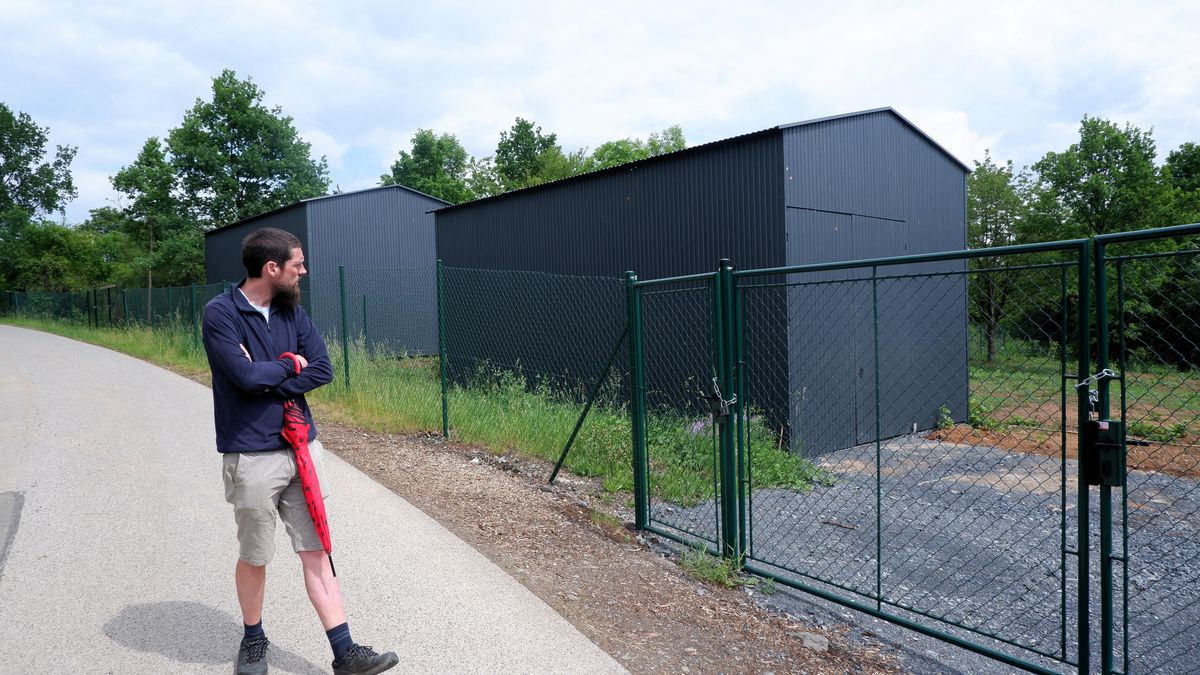 Poslanec Rajchl se sousedy oplotil sad. Nové boudy už řeší úřad