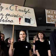 „Aby z ČT nezbyla jen prázdná bedna.“ Iniciativa Veřejnoprávně podpořená odbory svolala shromáždění proti snaze vládní koalice změnit financování veřejnoprávních médií před sídlo České televize na Kavčích horách. Uskutečnilo se symbolicky pět minut před dvanáctou hodinou.