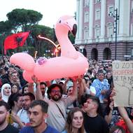 Protestující drželi nafukovací plameňáky a cedule s nápisy jako „Nechci, aby se z Albánie stala Dubaj“.