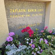 Nové Lidice dnes - základní kámen.