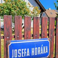 Nové Lidice dnes. Dvě z ulic jsou pojmenované i po zdejších rodácích a pilotech RAF Josefu Horákovi a Josefu Stříbrném, kteří se stali falešnou záminkou k vypálení obce.
