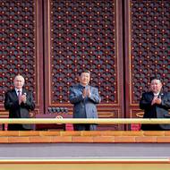 Cesta navazuje na sérii summitů, které Si minulý měsíc absolvoval v Pekingu s Donaldem Trumpem a Vladimirem Putinem.
(Putin, Si a Kim na snímku z oslav 80. výročí konce druhé světové války v Pekingu, 3. září 2025.)