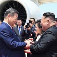 Severokorejský vůdce Kim Čong-un ho přivítal hned u letadla.