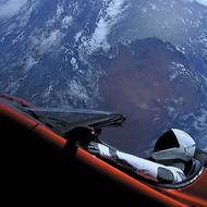 6. února 2018 vynesl první let Falcon Heavy do heliocentrické dráhy Muskovo vlastní červené auto Tesla Roadster s figurínou Starman.