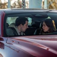 Emily Blunt coby Margaret a Josh O'Connor jako Daniel.