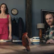 Wyatt Russell v roli Jacksona a Emily Blunt jako Margaret.