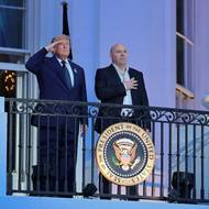 Americký prezident Donald Trump stojí po boku šéfa UFC Dany Whitea během hymny na balkóně Bílého domu.