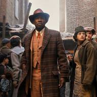 Lamorne Morris jako Robbie Robertson.