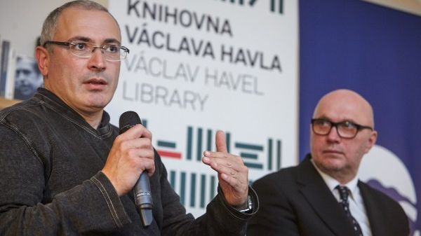Ruský soud v nepřítomnosti odsoudil Chodorkovského k deseti 