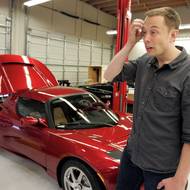 V roce 2004 se Musk připojuje k automobilce Tesla jako předseda a hlavní investor (6,5 mil. dolarů). Spolu s Martinem Eberhardem a dalšími spoluzakladateli definuje vizi prémiového elektrického vozu.
(Musk stojí před sportovním vozem Tesla v showroomu v Menlo Parku v Kalifornii, 2008.)