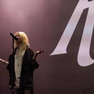 Při aktuálním hitu When I Wake Up seběhla Taylor Momsen k prvním řadám, kterým podávala ruce.