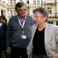 Světoznámý režisér a herec Roman Polanski roku 2004 natáčel v Česku film Oliver Twist, a tak se zastavil v Karlových Varech. Přivítal ho samozřejmě Jiří Bartoška.