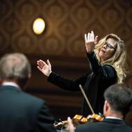Je mimo jiné hlavní hostující dirigentkou Göteborského symfonického orchestru a letos na podzim se stane šéfdirigentkou Islandského symfonického orchestru. 